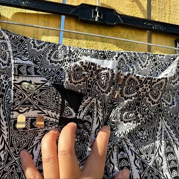 4 NEW YORK & COMPANY black and white shorts Guc - Picture 5 of 6